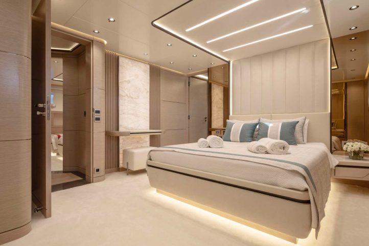 M/Y REVERIE 18