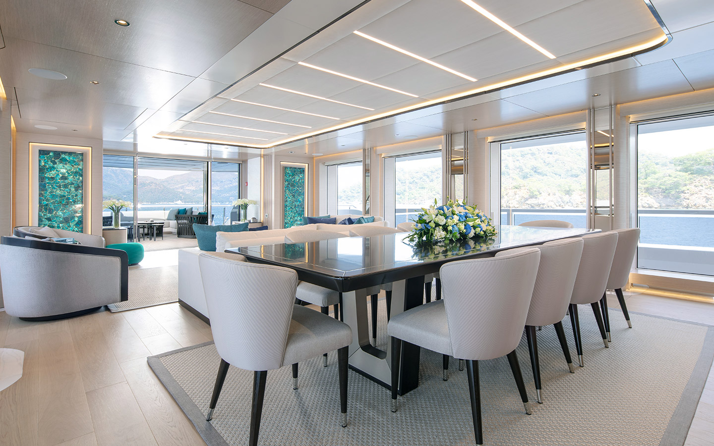 M/Y REVERIE 25